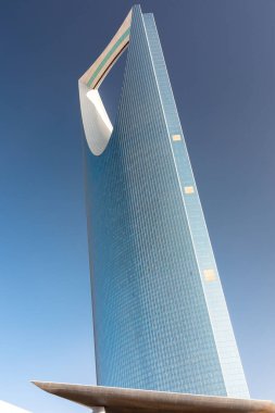 Riyad, Suudi Arabistan - 1 Ocak 2026: Riyad 'daki Krallık Merkezi gökdeleninin çarpıcı görüntüsü, yelken şeklindeki silueti, cam cephesi ve lüks otel statüsünü vurguluyor. Sahne, mimari mükemmelliği ve kaliteli seyahat cazibesini aktarıyor..