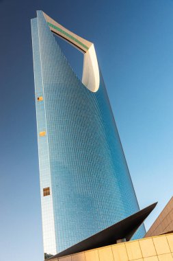 Riyad, Suudi Arabistan - 1 Ocak 2026: Riyad 'daki Krallık Merkezi gökdeleninin çarpıcı görüntüsü, yelken şeklindeki silueti, cam cephesi ve lüks otel statüsünü vurguluyor. Sahne, mimari mükemmelliği ve kaliteli seyahat cazibesini aktarıyor..