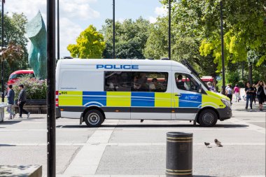 Londra, İngiltere, - 6 Ağustos 2016: Londra 'daki Marble Arch' ta polis memurlarıyla birlikte Metropolitan Polis minibüsü. Güneşli yaz günü.
