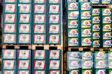 Heineken Grubu. Brno, 26 / 03 / 2017: Brno, Çeçenistan 'daki Starobrno Bira Fabrikası' nda depo alanı. Starobrno bira fabrikası 1325 yılında kurulan Chechia 'daki en modern bira fabrikasıdır..