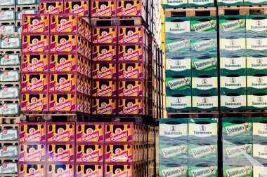 Heineken Grubu. Brno, 26 / 03 / 2017: Brno, Çeçenistan 'daki Starobrno Bira Fabrikası' nda bira deposu. Starobrno bira fabrikası 1325 yılında kurulan Chechia 'daki en modern bira fabrikasıdır..