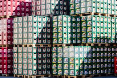 Heineken Grubu. Brno, 26 / 03 / 2017: Brno, Çeçenistan 'daki Starobrno Bira Fabrikası' ndaki Bier deposu. Starobrno bira fabrikası 1325 yılında kurulan Chechia 'daki en modern bira fabrikasıdır..