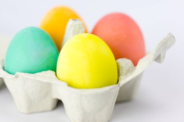 Beyaz arka planda parlak ışıkta çok renkli Paskalya yumurtaları