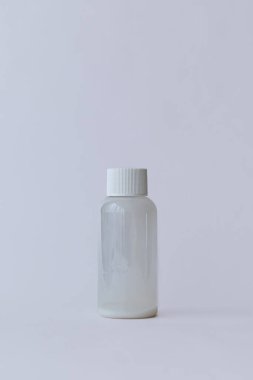 Beyaz arka planda beyaz krem bulunan şeffaf kozmetik konteynır. Cilt bakımı, güzellik ve hijyen kavramı.