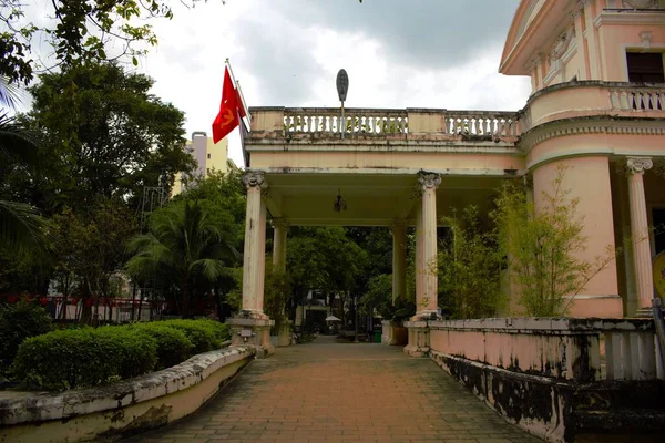Ho Chi Minh Şehir Çocuk Evi - Ho Chi Minh Şehri, Viet Nam - 20 Ekim 2025: Çocuk evindeki eski Fransız mimarisinin güzelliği