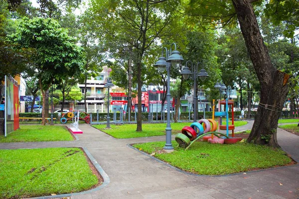 Ho Chi Minh Şehir Çocuk Evi - Ho Chi Minh Şehri, Viet Nam - 20 Ekim 2025: Yeşiller ve yemyeşil otlaklarla dolu çocuk evinin bahçesi ve oyun alanı