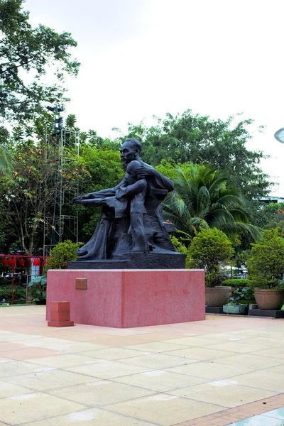 Ho Chi Minh Şehir Çocuk Evi - Ho Chi Minh Şehri, Vietnam - 20 Ekim 2025: Başkan Ho Chi Minh ve çocukların çocuk bahçesindeki anıtının kapatılması.