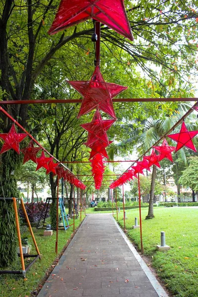 Ho Chi Minh Şehir Çocuk Evi - Ho Chi Minh Şehri, Viet Nam - 20 Ekim 2025: Yeşiller ve yemyeşil otlaklarla dolu çocuk evinin bahçesi ve oyun alanı