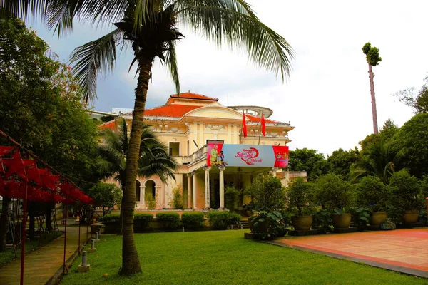 Ho Chi Minh Şehir Çocuk Evi - Ho Chi Minh Şehri, Viet Nam - 20 Ekim 2025: Çocuk evindeki eski Fransız mimarisinin güzelliği