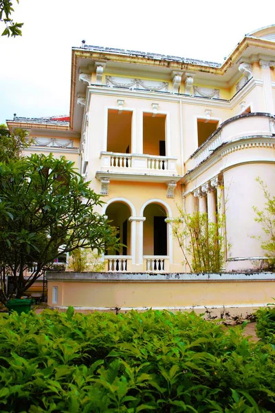 Ho Chi Minh Şehir Çocuk Evi - Ho Chi Minh Şehri, Viet Nam - 20 Ekim 2025: Çocuk evindeki eski Fransız mimarisinin güzelliği