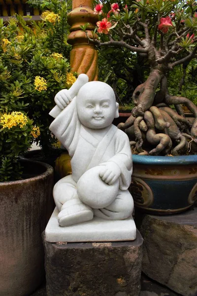 Fotoğraf: Xa Loi Pagoda (Chua Xa Loi) Ho Chi Minh City, Vietnam 'da 25 Ekim 2025: Xa Loi Pagoda bahçesindeki şirin küçük keşiş heykeli.