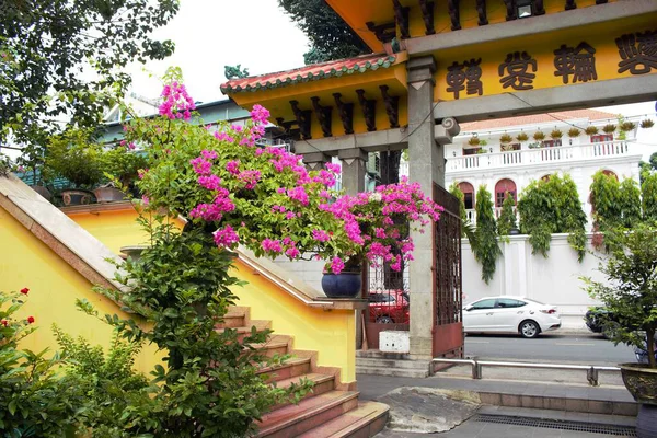 Xa Loi Pagoda 'nın (Chua Xa Loi Loi) fotoğrafı Ho Chi Minh City, Vietnam' da 25 Ekim 2025: Eski Çin tapınağının mimarisi Xa Loi Pagoda 'nın eski kiremit çatılı ve yeşil bitkileri.