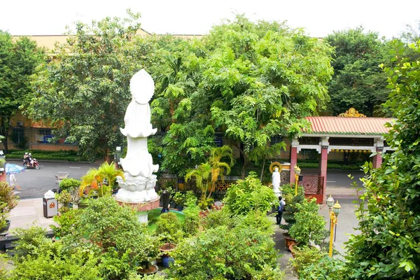 Xa Loi Pagoda 'nın (Chua Xa Loi Loi) fotoğrafı Ho Chi Minh City, Vietnam' da 25 Ekim 2025: Ho Chi Minh şehrinin en eski pagodalarından biri olan Xa Loi pagoda 'nın içindeki kutsal Guanyin heykeli