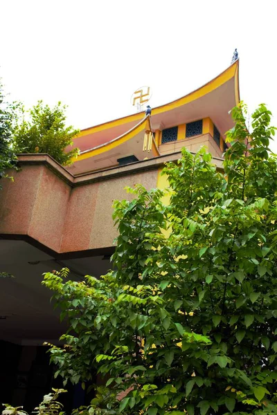 Xa Loi Pagoda 'nın (Chua Xa Loi Loi) fotoğrafı Ho Chi Minh City, Vietnam' da 25 Ekim 2025: Eski Çin tapınağının mimarisi Xa Loi Pagoda 'nın eski kiremit çatılı ve yeşil bitkileri.