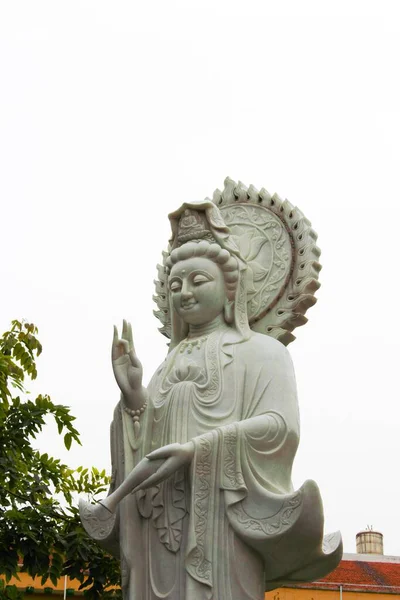 Xa Loi Pagoda 'nın (Chua Xa Loi Loi) fotoğrafı Ho Chi Minh City, Vietnam' da 25 Ekim 2025: Ho Chi Minh şehrinin en eski pagodalarından biri olan Xa Loi pagoda 'nın içindeki kutsal Guanyin heykeli