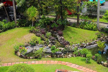 Ho Chi Minh Şehri 'ndeki Ho Chi Minh Müzesi' nin (Bao tang Thanh Pho Ho Chi Minh) 2 Temmuz 2025 'te Vietnam' da çekilmiş bir fotoğrafı: Müzenin ön bahçesinde birçok antik bonsai ağacı ve araba, top, tank, helikopter gibi antik antikalarla birlikte manzara.