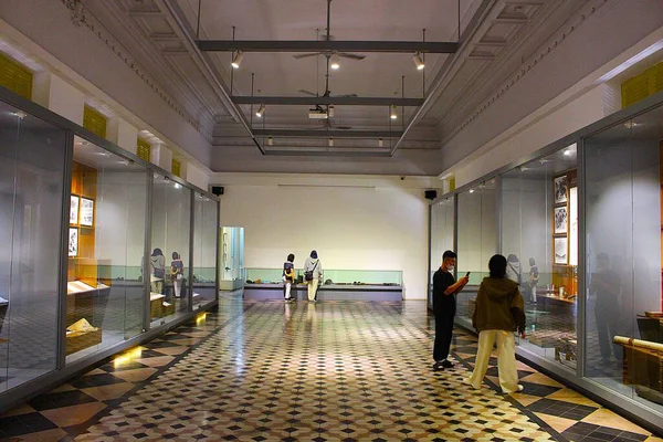 Ho Chi Minh City 'deki Ho Chi Minh Müzesi' nin (Bao tang Thanh Pho Ho Chi Minh) 2 Temmuz 2025 'te Viet Nam' daki fotoğrafı: Müzede birçok antik antikayla birlikte sergi alanı. Birçok farklı başlık odasında sergileniyorlar..