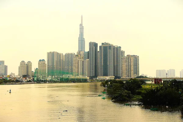 Ba Son Köprüsü Fotoğrafı - Ho Chi Minh City, Viet Nam 'daki Saigon nehir manzarası 11 Temmuz 2025: Ba Son Köprüsü manzarası ve Saigon Nehri' nin yanındaki birçok yüksek bina.