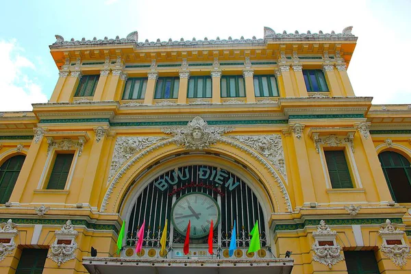 1 Temmuz 2025 'te Ho Chi Minh City, Vietnam' daki Saigon Merkez Postanesinin fotoğrafı: Muhteşem Hindiçin mimarisine sahip postanenin panoraması. Bu simge, her yıl binlerce ziyaretçinin ilgisini çeken en ünlü turizm simgelerinden biridir.