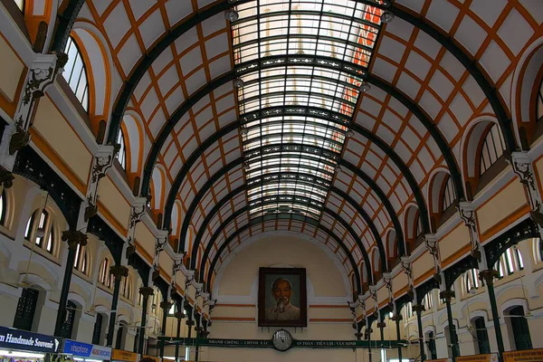 1 Temmuz 2025 'te Ho Chi Minh City, Vietnam' daki Saigon Merkez Postanesinin fotoğrafı: Postanenin hareketli iç uzayı klasik tasarımlı. Bir sürü ziyaretçi postanenin içinde gezip fotoğraf çekiyor..