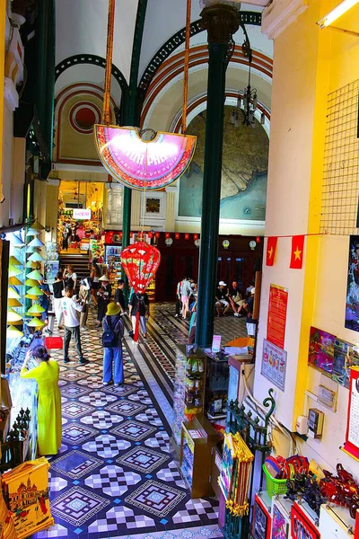1 Temmuz 2025 'te Ho Chi Minh City, Vietnam' daki Saigon Merkez Postanesinin fotoğrafı: Postanenin hareketli iç uzayı klasik tasarımlı. Bir sürü ziyaretçi postanenin içinde gezip fotoğraf çekiyor..