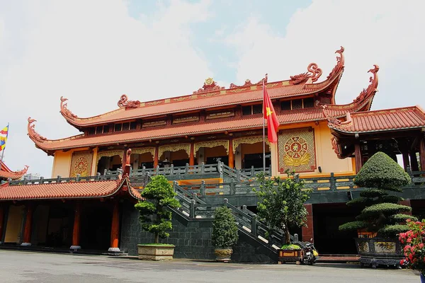 Vietnam Ulusal Pagoda (Viet Nam Quoc Tu) fotoğrafı Ho Chi Minh City, Viet Nam, 27 Haziran 2025: Vietnam Ulusal Pagoda antik güzellik mimarisi Saigon birçok ünlü pagoda biridir.