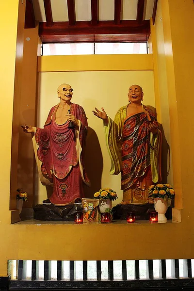 Vietnam Ulusal Pagoda (Viet Nam Quoc Tu) fotoğrafı, Ho Chi Minh City, Vietnam 'da 27 Haziran 2025' te çekildi. Her gün bir sürü insan buraya ibadet etmeye ve stresi azaltmak için meditasyon yapmaya geliyor..