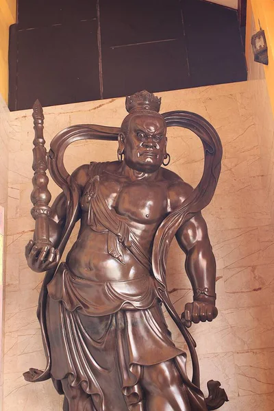 Vietnam Ulusal Pagoda (Viet Nam Quoc Tu) fotoğrafı, Ho Chi Minh City, Vietnam 'da 27 Haziran 2025' te çekildi. Her gün bir sürü insan buraya ibadet etmeye ve stresi azaltmak için meditasyon yapmaya geliyor..