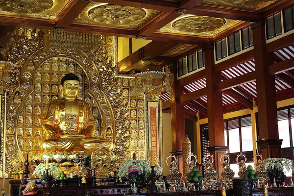 Vietnam Ulusal Pagoda (Viet Nam Quoc Tu) fotoğrafı, Ho Chi Minh City, Vietnam 'da 27 Haziran 2025' te çekildi. Her gün bir sürü insan buraya ibadet etmeye ve stresi azaltmak için meditasyon yapmaya geliyor..