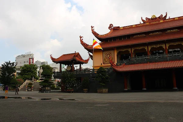 Vietnam Ulusal Pagoda (Viet Nam Quoc Tu) fotoğrafı Ho Chi Minh City, Viet Nam, 27 Haziran 2025: Vietnam Ulusal Pagoda antik güzellik mimarisi Saigon birçok ünlü pagoda biridir.