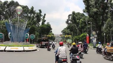 Araçların videosu Saigon 'da gün ışığında hareket ediyor.