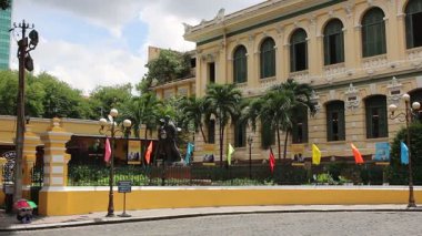 Saigon Merkez Postanesinin (Buu Dien Thanh Pho) 1 Temmuz 2025 'te Ho Chi Minh City, Vietnam' daki videosu: Saigon Merkez Postanesinin birçok ziyaretçisinin bulunduğu hareketli manzara.