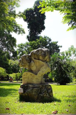 Tao Dan Park 'ın 21 Haziran 2025' te Ho Chi Minh City, Vietnam 'da çekilmiş fotoğrafı: Parkta sergilenen pek çok eşsiz heykelin manzarası. Bu heykel Vietnam kültürünü ifade ediyor ve pek çok ziyaretçiyi buraya çekiyor..