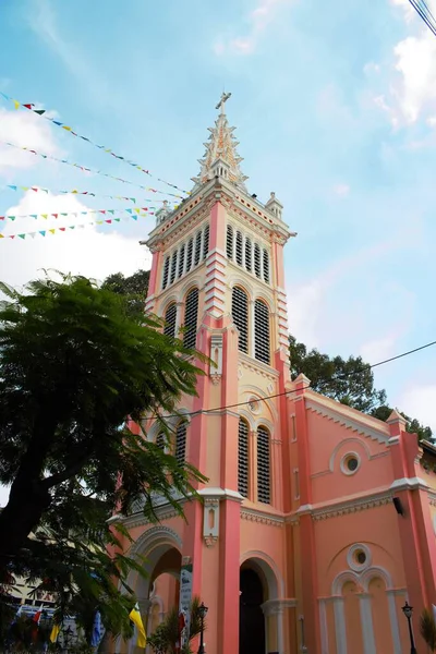 Cho Quan Kilisesi 'nin (Nha tho Cho Quan) 4 Kasım 2025' te Ho Chi Minh City, Vietnam 'daki fotoğrafı: Mavi gökyüzünün altındaki yüksek kilise kulesinin manzarası