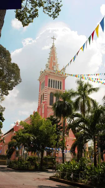Ho Chi Minh City, Vietnam 'daki Cho Quan Kilisesi (Nha tho Cho Quan) fotoğrafı: Ho Chi Minh şehrinin Gotik mimari tarzına sahip en eski kiliselerinden birinin güzelliği.