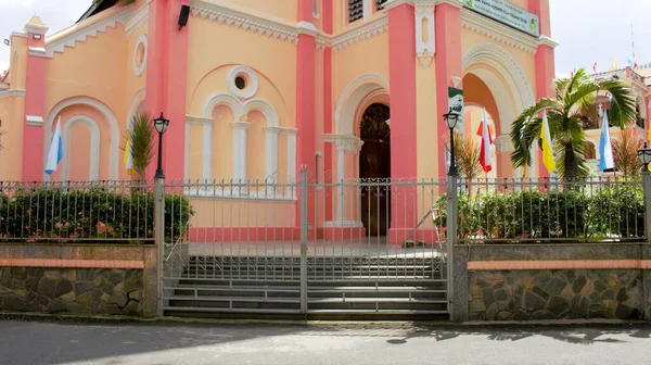 4 Kasım 2025 'te Ho Chi Minh City, Vietnam' daki Cho Quan Kilisesi 'nin (Nha tho Cho Quan) fotoğrafı: Saigon şehir merkezindeki 300 yıllık antik kilise manzarası. Bu kilise 1720 'den 1730' a kadar Fransızlar tarafından inşa edildi.