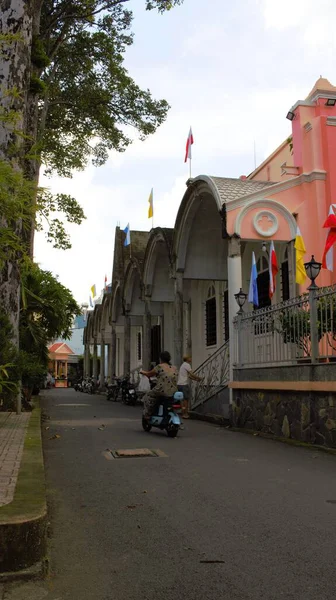 Cho Quan Kilisesi 'nin (Nha tho Cho Quan) 4 Kasım 2025' te Vietnam 'ın Ho Chi Minh şehrinde çekilmiş fotoğrafı: Kilisenin yanında yaşayan vatandaşların günlük etkinlikleriyle kilise sahası manzarası.