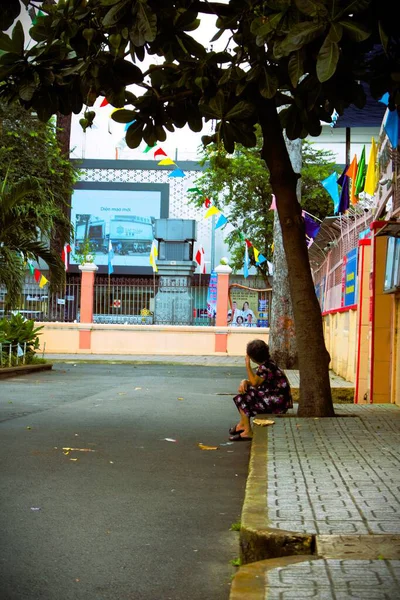 Cho Quan Kilisesi 'nin (Nha tho Cho Quan) 4 Kasım 2025' te Vietnam 'ın Ho Chi Minh şehrinde çekilmiş fotoğrafı: Kilisenin yanında yaşayan vatandaşların günlük etkinlikleriyle kilise sahası manzarası.