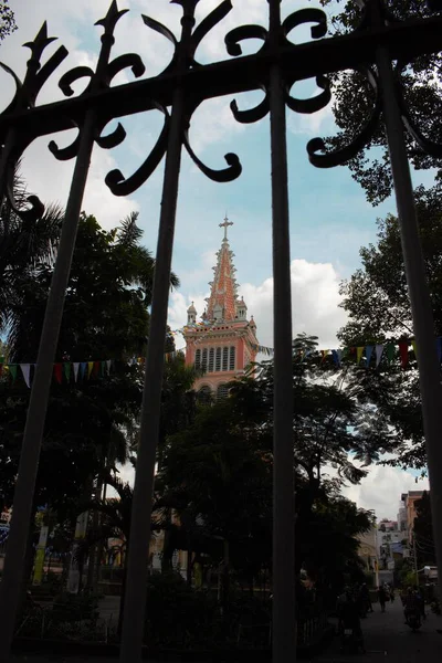 4 Kasım 2025 'te Ho Chi Minh City, Vietnam' daki Cho Quan Kilisesi 'nin (Nha tho Cho Quan) fotoğrafı: Saigon şehir merkezindeki 300 yıllık antik kilise manzarası. Bu kilise 1720 'den 1730' a kadar Fransızlar tarafından inşa edildi.