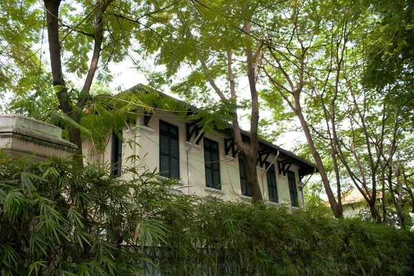 Ho Chi Minh City, Vietnam 'daki Le Quy Don Lisesi' nin 9 Kasım 2025 tarihli fotoğrafı: Okul zemininde tutulan antik Fransız tarzı inşaat binası. Bu yapı yıllardır güzelliği koruyor.