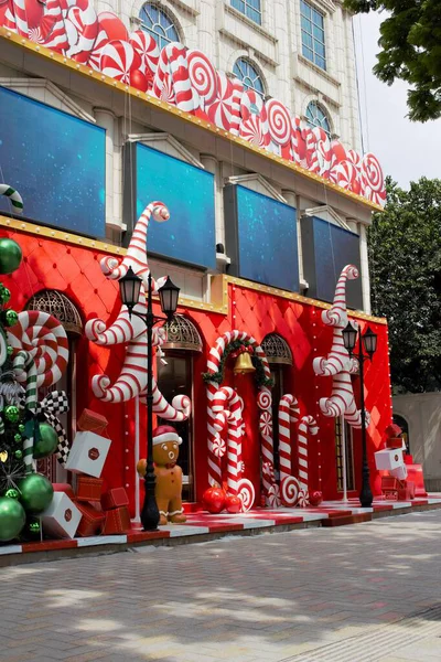 10 Kasım 2025 'te Ho Chi Minh City, Vietnam' da Noel süslemeleri olan Elmas Plaza 'nın fotoğrafı: Ön cephede kurulmuş muhteşem Noel süsüsüyle donatılmış elmas plaza cephesi. 