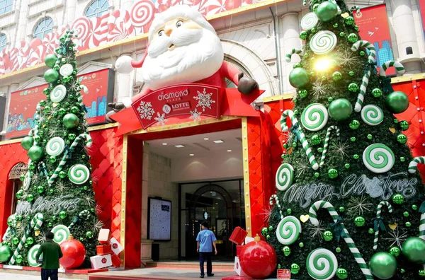 10 Kasım 2025 'te Ho Chi Minh City, Vietnam' da Noel süslemeleri olan Elmas Plaza 'nın fotoğrafı: Ön cephede kurulmuş muhteşem Noel süsüsüyle donatılmış elmas plaza cephesi. 