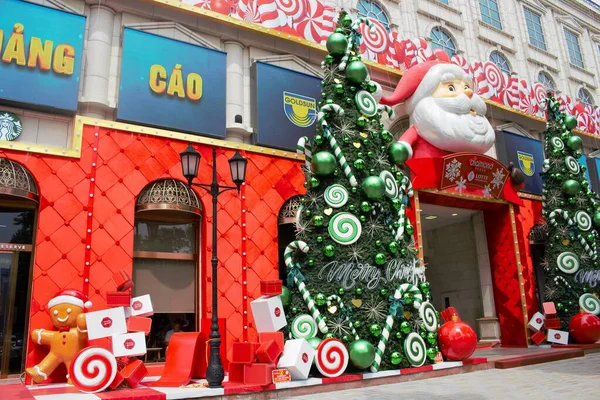 10 Kasım 2025 'te Ho Chi Minh City, Vietnam' da Noel süslemeleri olan Elmas Plaza 'nın fotoğrafı: Ön cephede kurulmuş muhteşem Noel süsüsüyle donatılmış elmas plaza cephesi. 