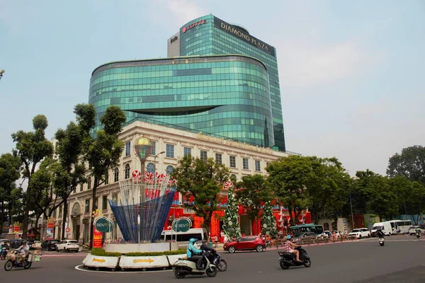 10 Kasım 2025 'te Ho Chi Minh City, Vietnam' da Noel süslemeleri bulunan Elmas Plaza fotoğrafı: Saigon şehir merkezinde muhteşem modern mimarisi olan Elmas Plaza Panorama binası