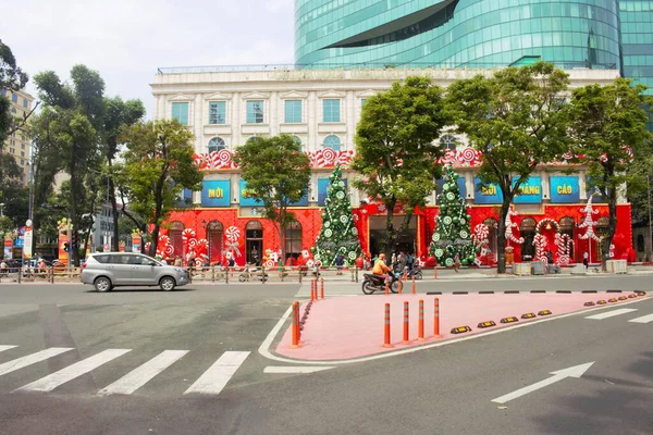 10 Kasım 2025 'te Ho Chi Minh City, Vietnam' da Noel süslemeleri bulunan Elmas Plaza fotoğrafı: Saigon şehir merkezinde muhteşem modern mimarisi olan Elmas Plaza Panorama binası