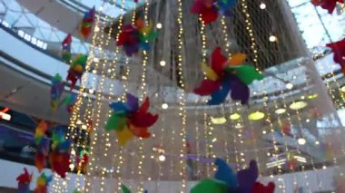 Van Hanh Alışveriş Merkezi 'nin Ho Chi Minh City, Viet Nam' daki Noel süslemeleri videosu 13 Kasım 2025 'te: Alışveriş merkezinin içindeki büyük dekoratif ışık ağı. Bu alışveriş merkezinin ikonik süslemesi.