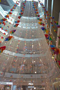 Van Hanh Alışveriş Merkezi 'nin 13 Kasım 2025' te Ho Chi Minh City, Viet Nam 'da Noel süslemeli fotoğrafı: Alışveriş merkezinin içinde büyük dekoratif ışık ağı. Bu dekorasyon, yüksek katlardan atlayan insanların intihar etmesini engelleyen bir fikirden geliyor.. 