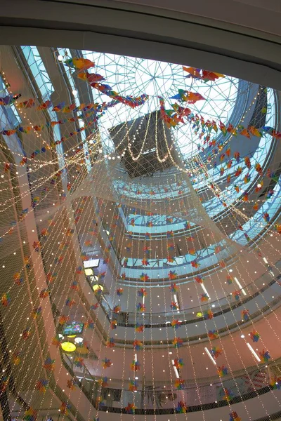 Van Hanh Alışveriş Merkezi 'nin 13 Kasım 2025' te Ho Chi Minh City, Viet Nam 'da Noel süslemeli fotoğrafı: Alışveriş merkezinin içinde büyük dekoratif ışık ağı. Bu dekorasyon, yüksek katlardan atlayan insanların intihar etmesini engelleyen bir fikirden geliyor.. 