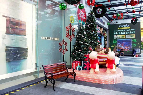 Van Hanh Alışveriş Merkezi 'nin 13 Kasım 2025' te Ho Chi Minh City 'de Noel süslemeleri bulunan fotoğrafı: Van Hanh Alışveriş Merkezi' nin güzel dekoratif Noel modelleri ve süslemeleri