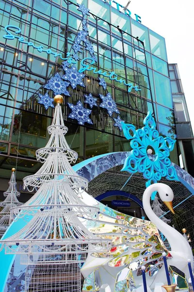 Saigon Centre ve Takashimaya 'nın 22 Kasım 2025' te Ho Chi Minh City, Vietnam 'da Noel süsleriyle çekilmiş fotoğrafları: Saigon Centre alışveriş merkezinde 2025 Noel bayramını kutlamak için Swarovski markasının dev kuğu modeli